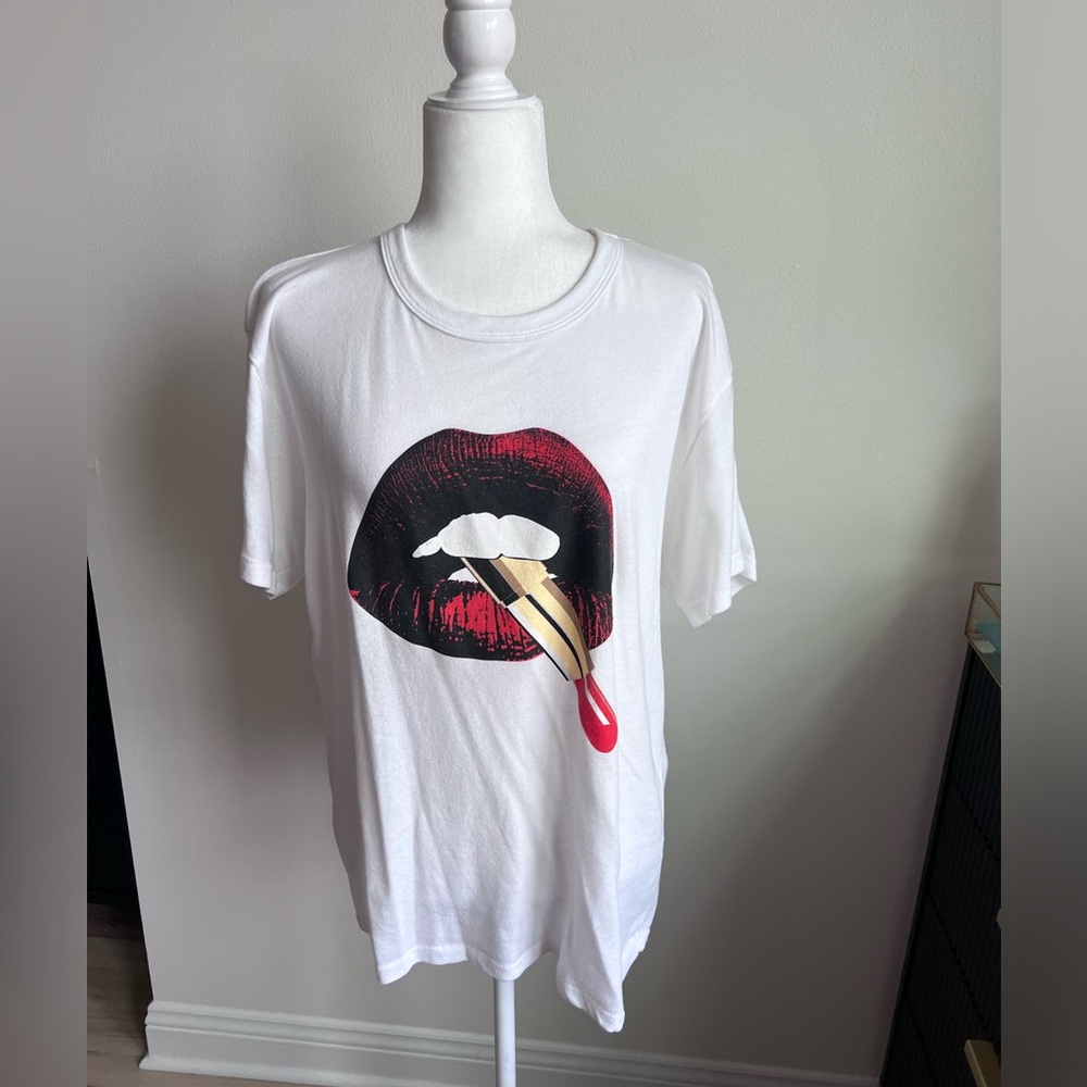 VICI oversized lipstick tee